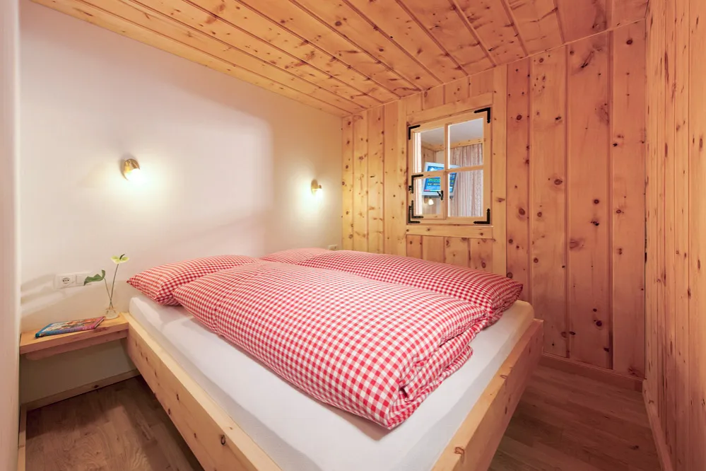 Schlafnische mit Doppelbett aus Zirbenholz im Hornblick-Studio